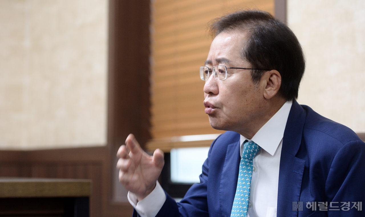 [헤럴드경제=이상섭 기자] 대권에 도전하는 홍준표 국민의힘 의원이 13일 오후 서울 여의도에 위치한 선거 캠프에서 본지와 인터뷰를 하고 있다.