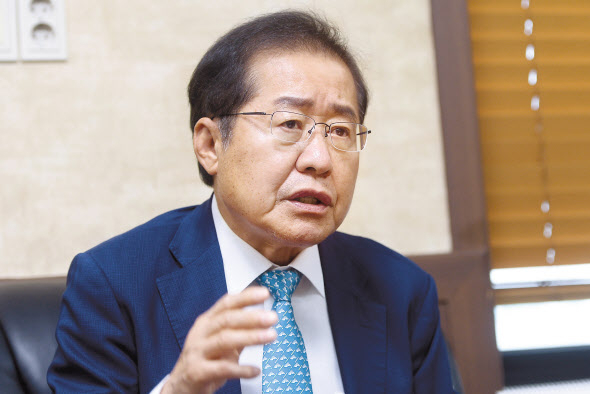 국민의힘 유력 대권 주자인 홍준표 의원이 지난 13일 여의도 사무실에서 헤럴드경제와 인터뷰를 하고 있다. 이상섭 기자