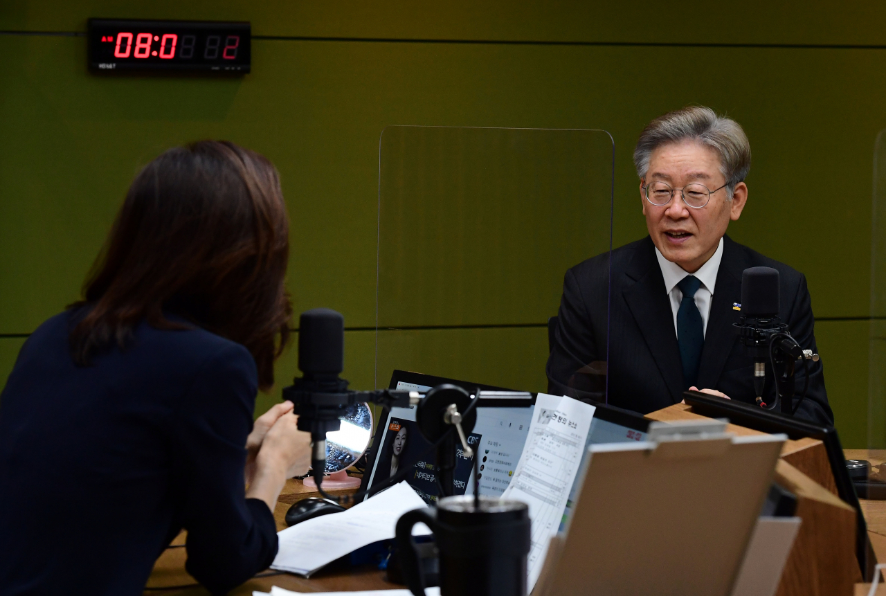 제20대 대통령선거 더불어민주당 예비후보자인 이재명 경기도지사가 14일 오전 서울 양천구 CBS사옥을 방문, CBS라디오 ‘김현정의 뉴스쇼’ 에 출연해 김현정 앵커와 대화를 나누고 있다. [연합]