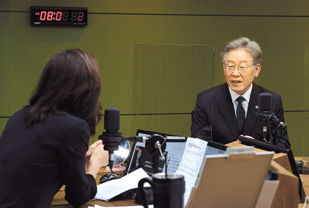 더불어민주당 대선 예비후보자인 이재명 경기도지사가 14일 오전 CBS라디오 ‘김현정의 뉴스쇼’ 에 출연해 앵커와 대화를 나누고 있다. [국회사진기자단]