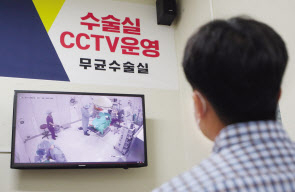 인천과 광주에서 대리 수술 의혹이 불거진 가운데 11일 오전 인천시 부평구 관절 전문병원인 부평힘찬병원에서 한 보호자가 환자의 수술을 수술실 내 폐쇄회로(CC)TV 영상을 통해 실시간으로 시청하고 있다. 이 병원은 지역 의료계의 신뢰도를 회복하기 위해 CCTV 설치를 결정했다고 설명했다. [연합]