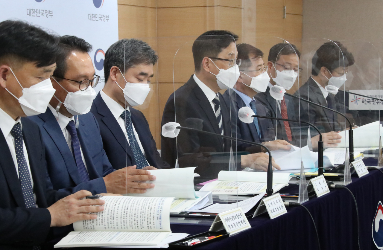 한훈(가운데) 기획재정부 차관보가 13일 정부서울청사 브리핑실에서 열린 '한국판 뉴딜 2.0' 관련 관계부처 합동브리핑에서 발언을 하고 있다. [연합]