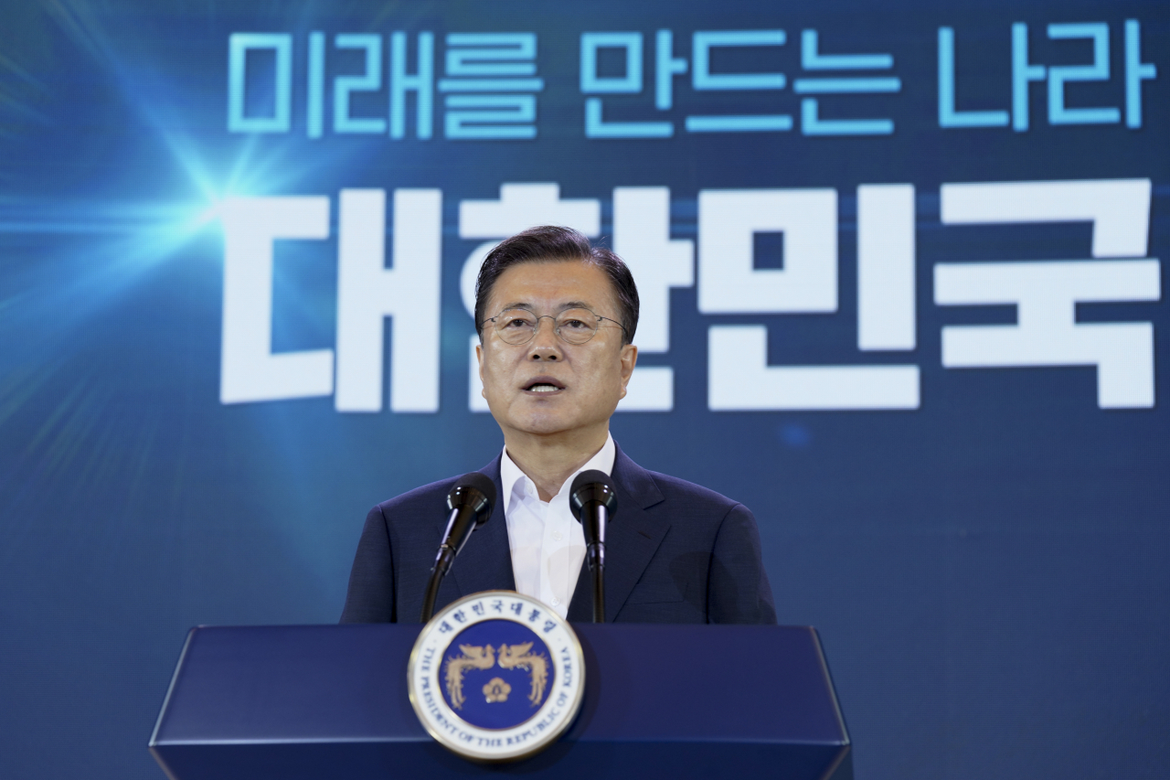 문재인 대통령이 14일 오전 청와대에서 열린 제4차 한국판 뉴딜 전략회의에서 발언하고 있다. [연합]