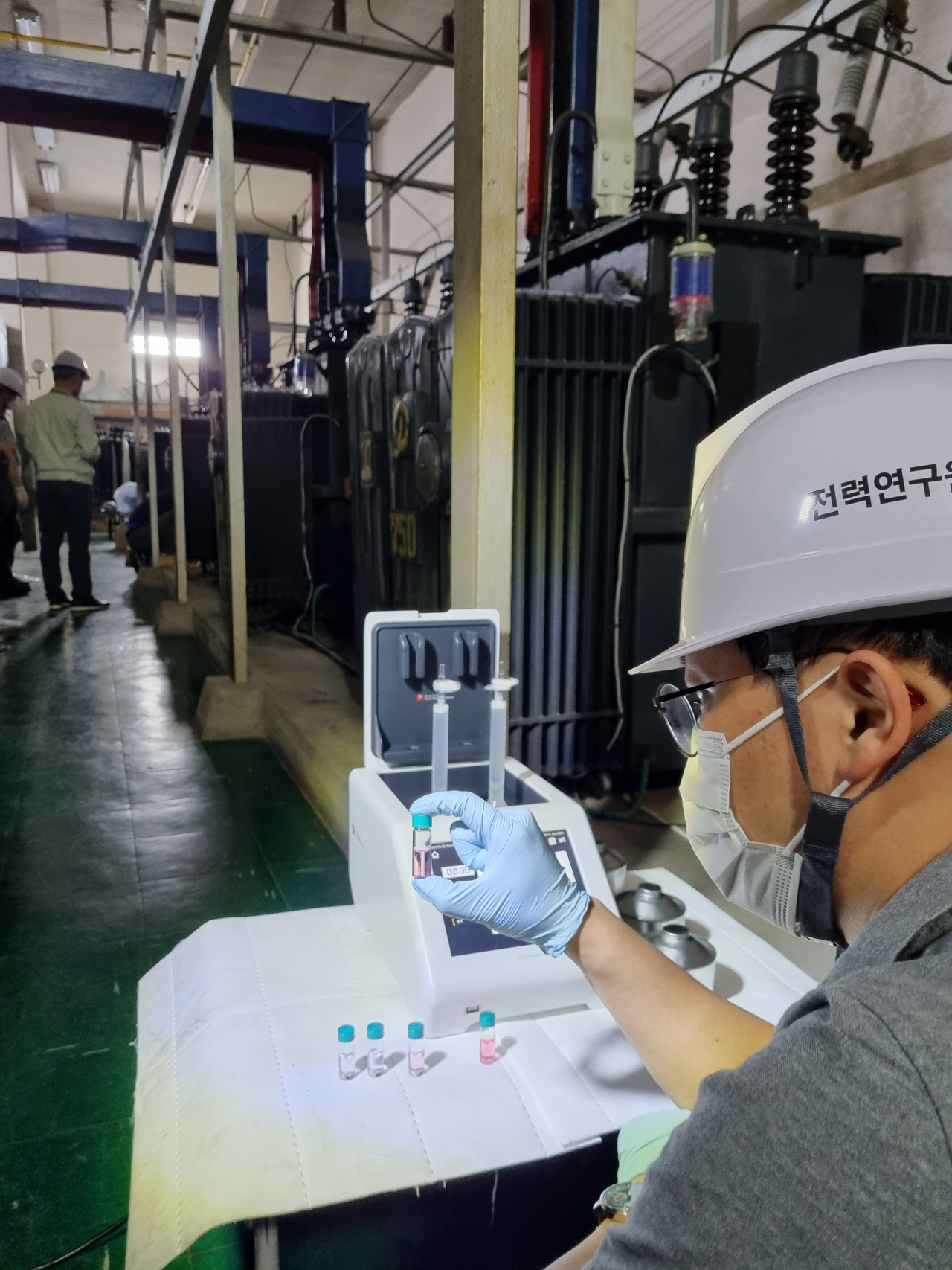 한전 전력연구원 관계자가 변압기 수명평가용 현장 진단키트로 아파트 전력설비를 점검하고 있다.[한전 전력연구원 제공]