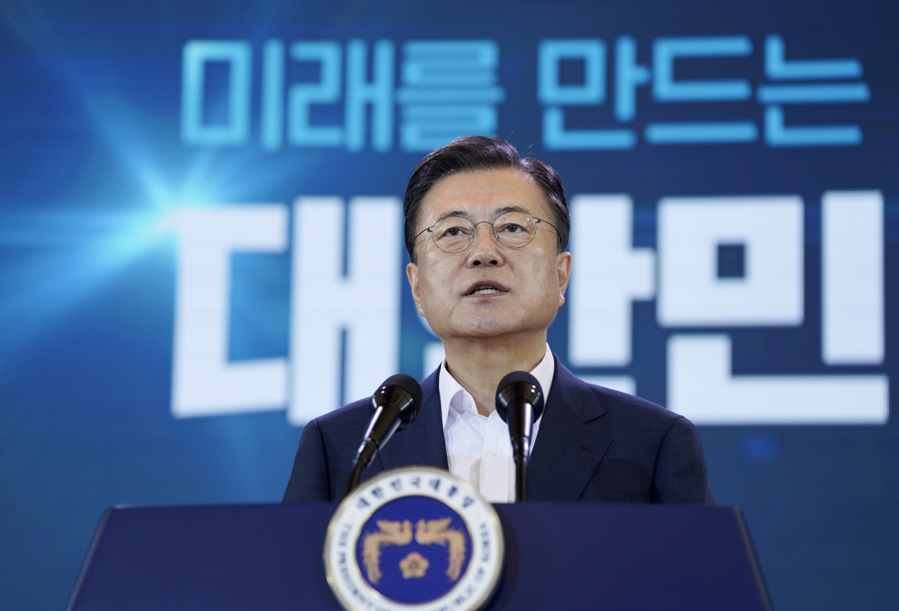 문재인 대통령이 14일 오전 청와대에서 열린 제4차 한국판 뉴딜 전략회의에서 발언하고 있다. [연합]