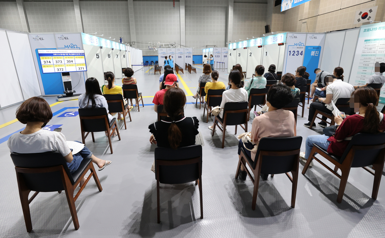 14일 오전 서울 마포구 예방접종센터에서 시민들이 백신 접종을 위해 대기하고 있다. 연합뉴스
