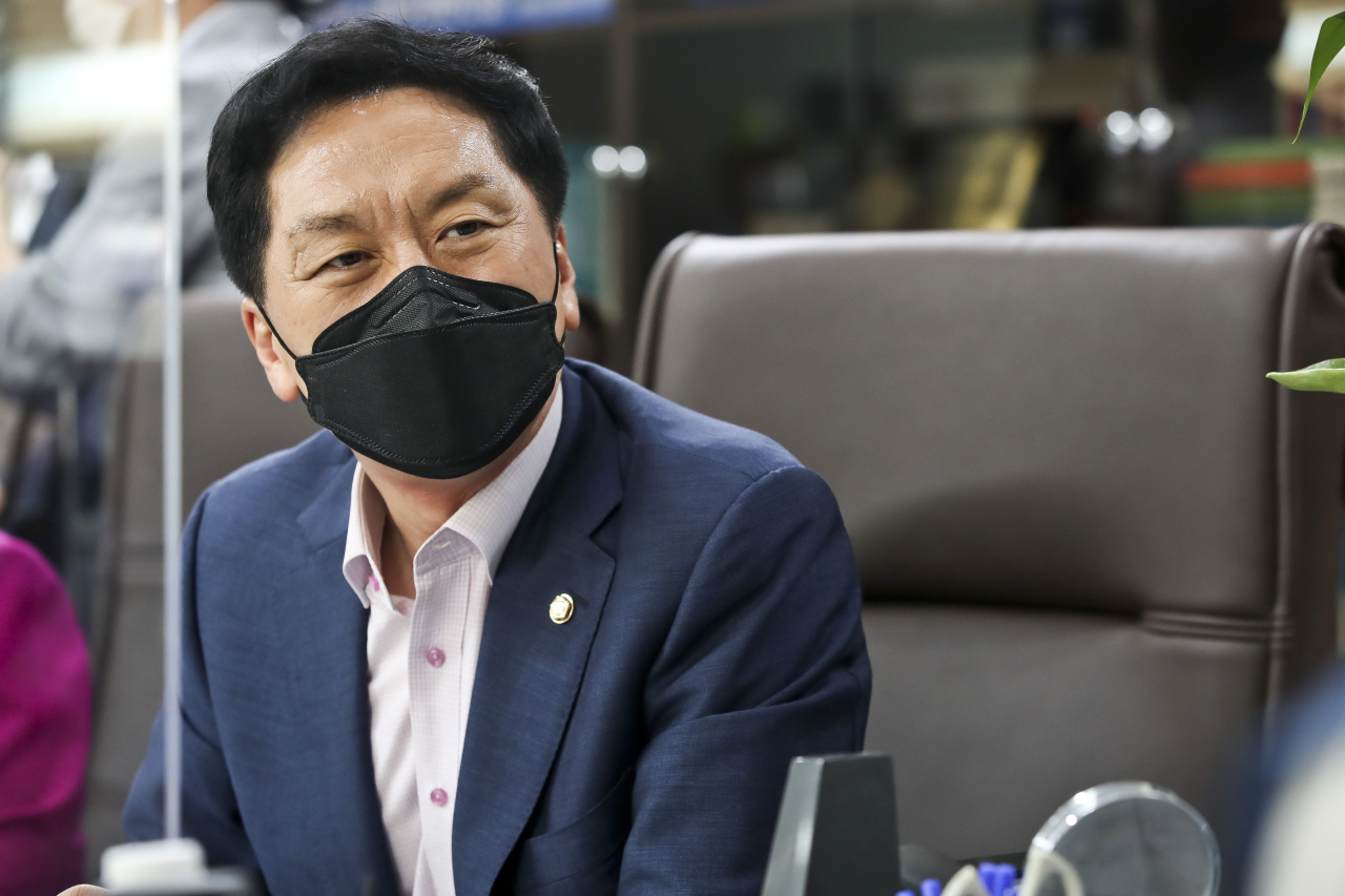 김기현 국민의힘 원내대표가 13일 서울 용산구 소재 대한노인회 중앙회를 방문, 김호일 대한노인회장과 대화하고 있다. [연합]