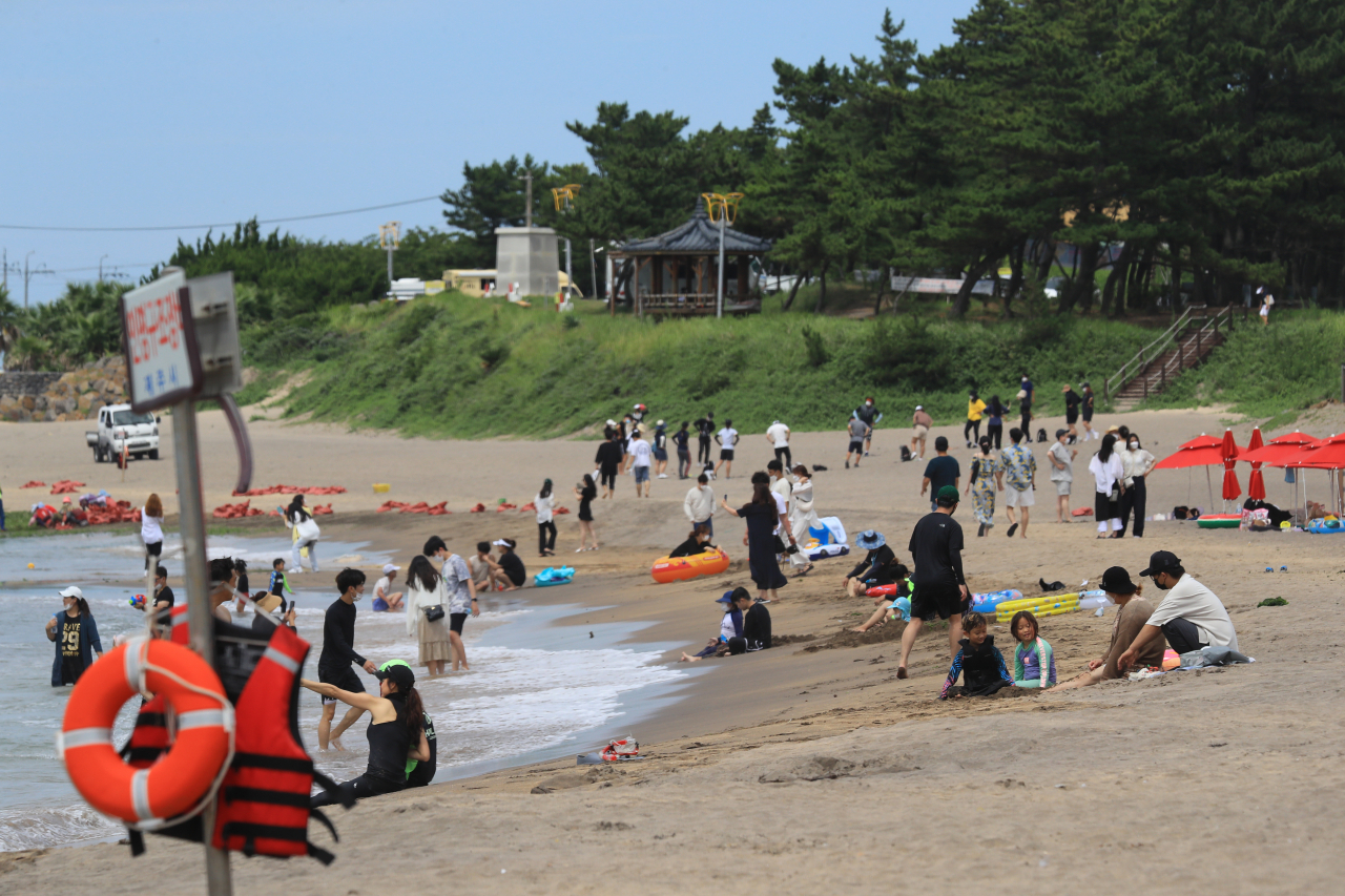 폭염경보가 이틀째 이어진 13일 오후 제주시 이호해수욕장을 찾은 피서객들. [연합]