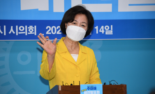 추미애 전 법무부 장관이 14일 민주당 대선 예비 경선 후 광주를 방문해 기자들의 질문에 답변하고 있다.