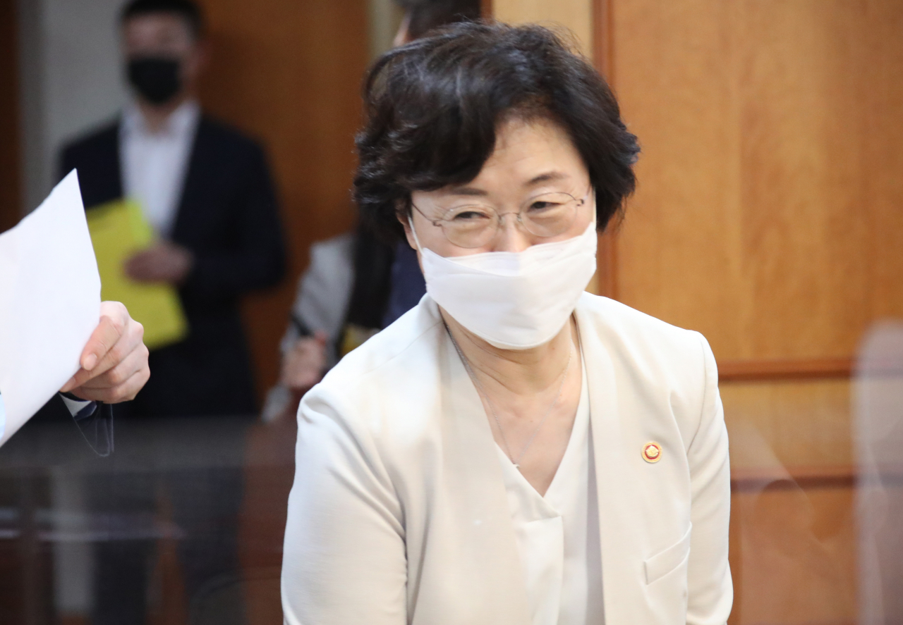 정영애 여가부 장관이 7일 정부서울청사에서 열린 공직기강 부패방지 관계장관회의에 참석하고 있는 모습 [연합]