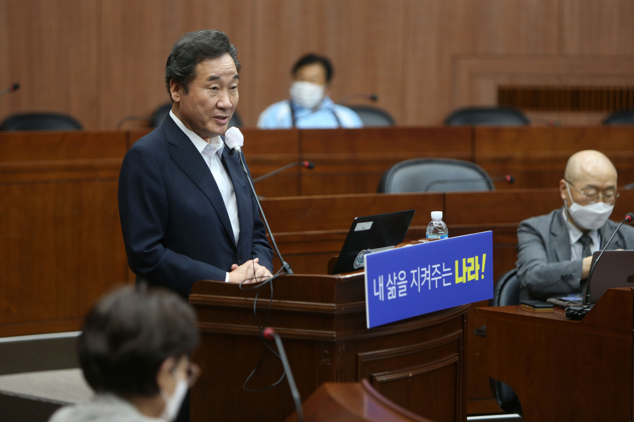 더불어민주당 대권주자인 이낙연 후보가 14일 오후 강원 춘천시 한림대학교 국제회의실에서 열린 새백년포럼에서 강연하고 있다. 연합뉴스