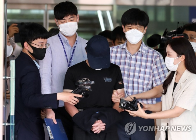 딸을 학대하다 숨지게 한 혐의(아동학대살해) 등을 받는 양모(29)씨가 14일 구속 전 피의자 심문을 받기 위해 대전 서구 둔산경찰서 유치장을 나오고 있다[연합]