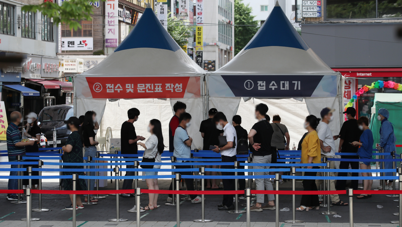 국내 신종 코로나바이러스 감염증(코로나19) '4차 대유행'의 확산세가 점점 거세지면서 신규 확진자 수가 결국 1600명 선도 넘어선 14일 서울 도봉구 창동역 임시 선별검사소에서 시민들이 검사를 기다리고 있다. 연합뉴스