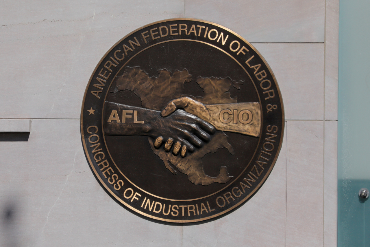미국 최대 노동조합인 미국노동연맹-산별노조총연맹(AFL-CIO)이 14일(현지시간) 발표한 ‘연례 임원 급여 보고서’에 따르면 스탠더드앤드푸어스(S&P)500지수 상장자 CEO들의 지난해 평균 월급은 생산직·비관리직 노동자 평균 월급의 299배에 이르렀다. 사진은 지난 5월 미 워싱턴DC에 위치한 AFL-CIO 본부의 모습. [로이터]