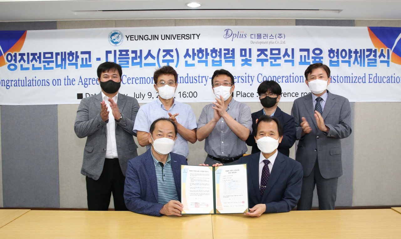 영진전문대와 디플러스는 최근 2022학년도에 미래자동차전자과를 신설하기로 하고 주문식교육 협약을 체결했다.[영진전문대 제공]