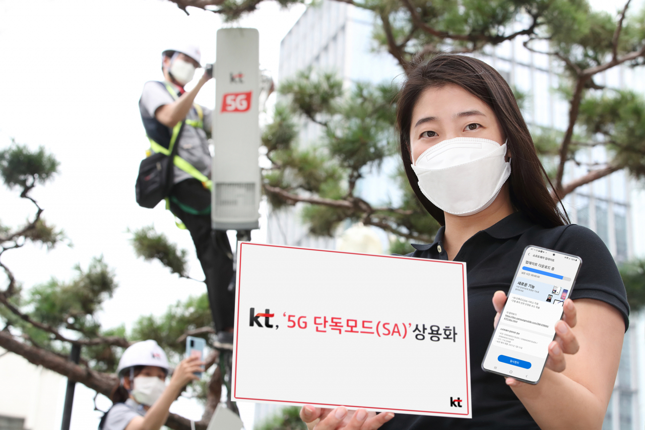 KT 직원이 삼성 갤럭시S20에서 5G 단독모드(SA) 적용을 위한 소프트웨어 업그레이드를 보여주고 있다. [KT 제공]