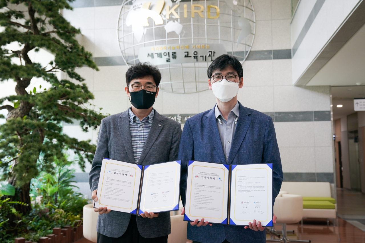 김주봉 KIRD 본부장과 강길원 MedRIC 센터장이 업무협약서를 들어보이고 있다.[KIRD 제공]