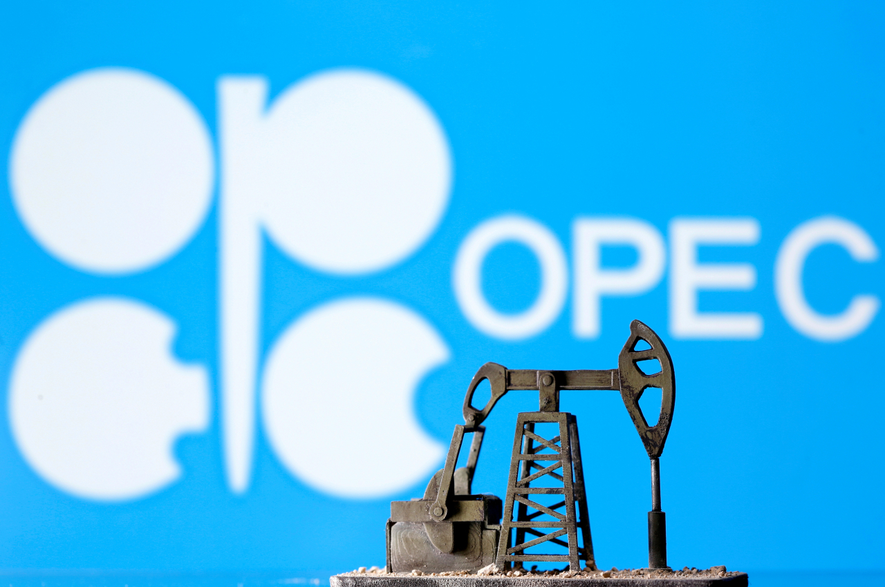 블룸버그 통신은 14일(현지시간) OPEC+ 산유국의 한 대표를 인용해 산유량 정책을 놓고 이견을 보이던 사우디아라비아와 아랍에미리트연합(UAE)이 타협안을 마련했으며, 곧 새로운 회의 날짜가 잡힐 것이라고 전했다. [로이터]
