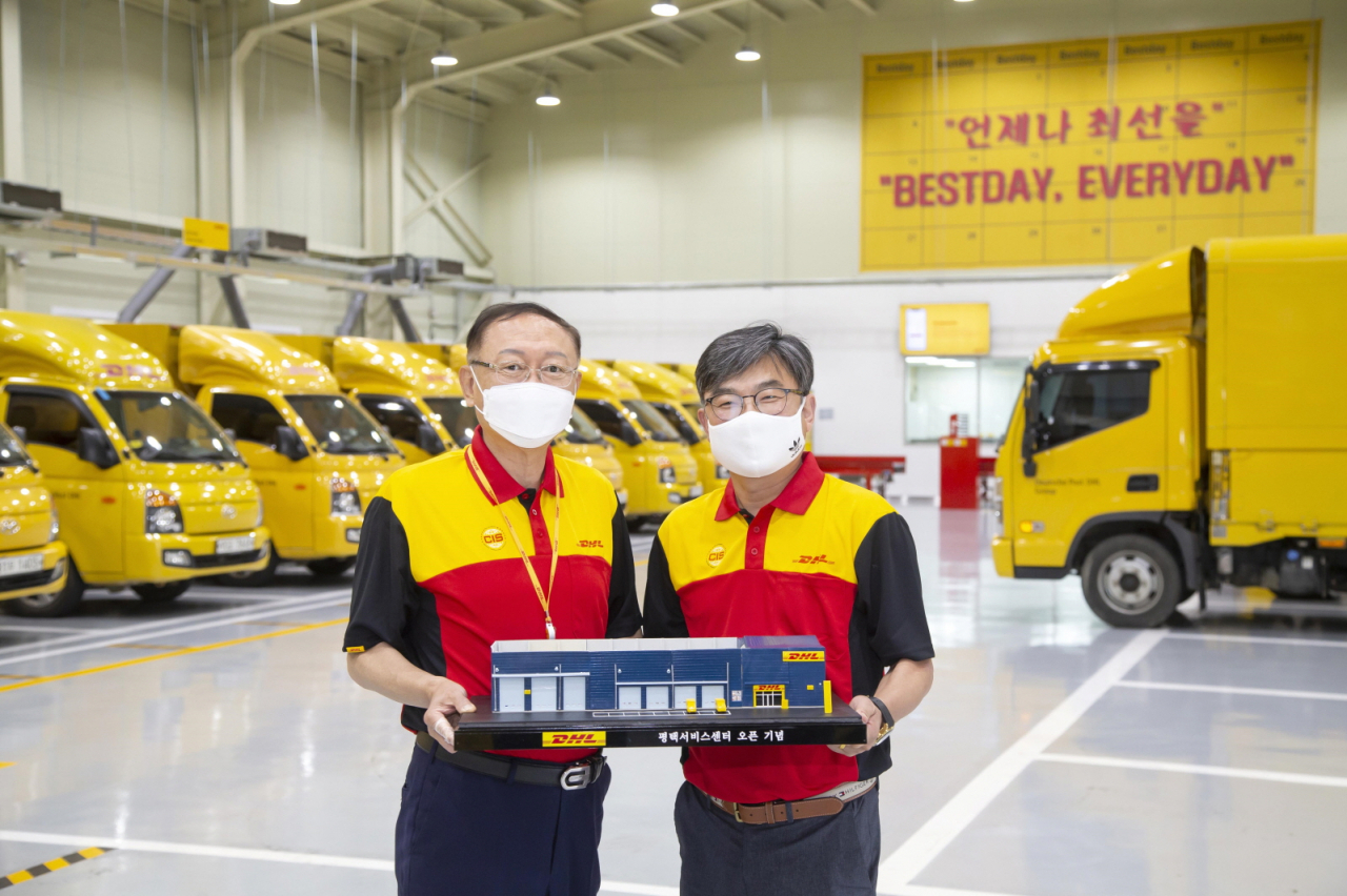 국제특송기업 DHL 코리아가 경기 남부권 물류 네트워크 강화를 위해 DHL 평택 서비스센터를 오픈했다. 왼쪽부터 DHL코리아 한병구 대표, 박석규 평택서비스센터 센터장. [DHL 코리아 제공]