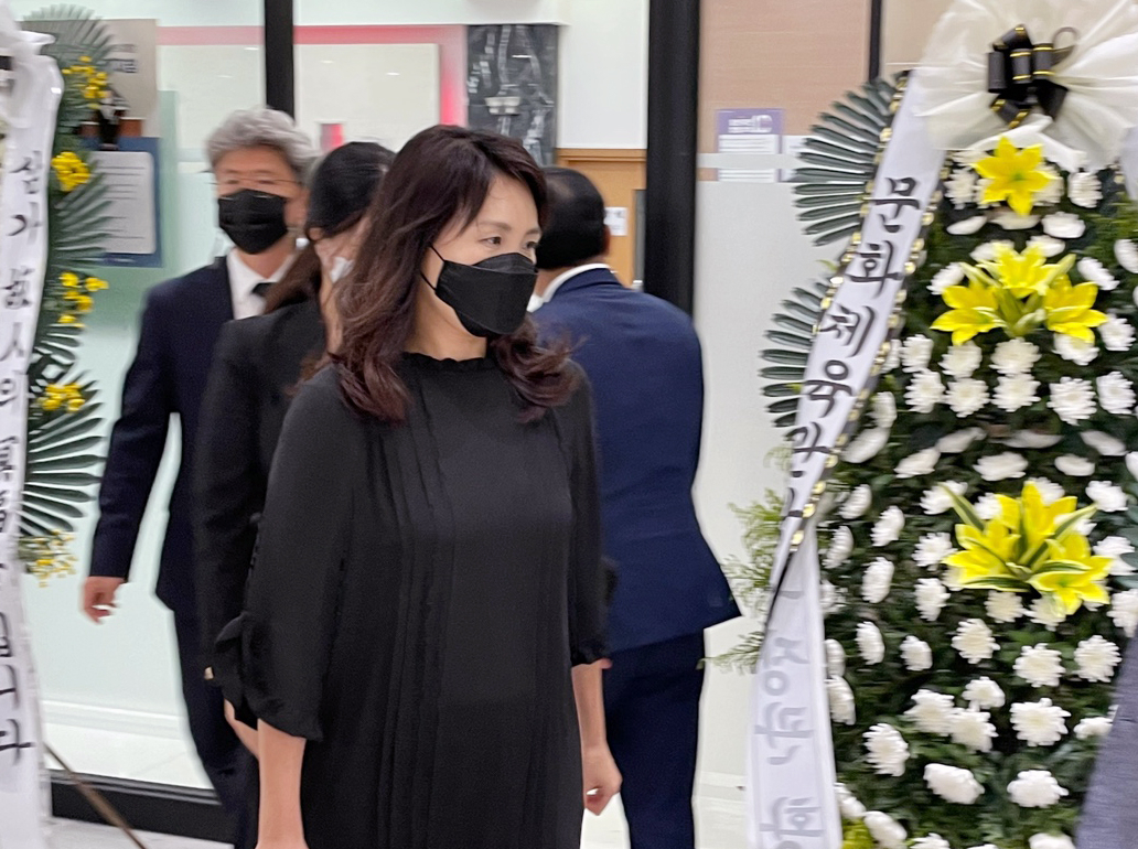 지난 14일 오후 전남 목포시 산정동 봉황장례문화원에서 이재명 더불어민주당 대선 경선후보의 아내 김혜경 씨가 김경수 경남지사 장인의 빈소를 조문하고 돌아가고 있다. [연합]