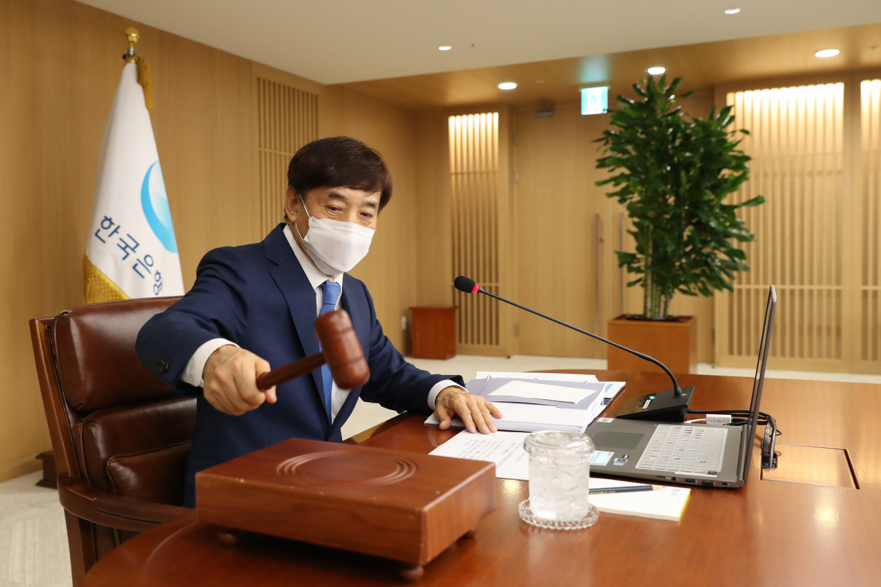 이주열 한국은행 총재가 서울 중구 한은 본관에서 열린 금융통화위원회에서 회의 시작을 알리는 의사봉을 두드리고 있다.