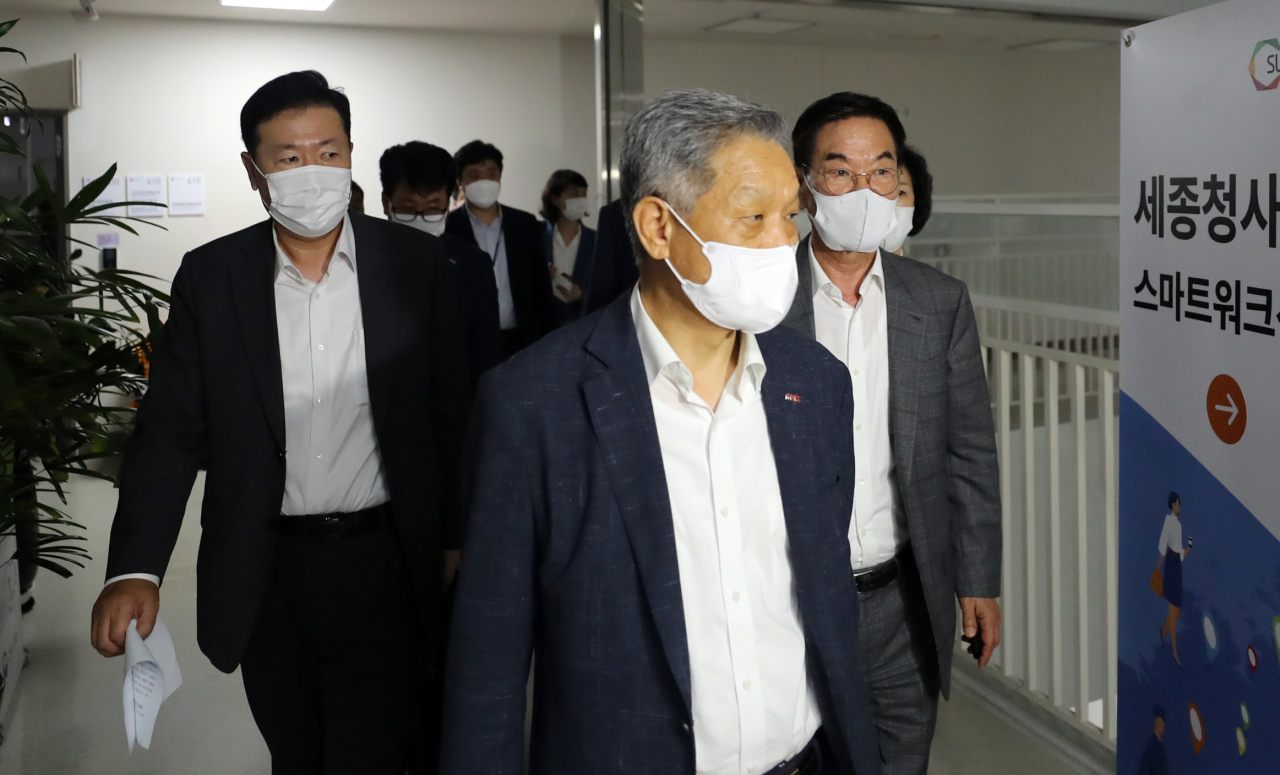 지난 12일 오후 세종시 정부세종청사 최저임금위원회 회의실에서 열린 제9차 전원회의에 참석한 사용자위원들이 공익위원의 안에 반발하며 전원 퇴장하고 있다. [연합]