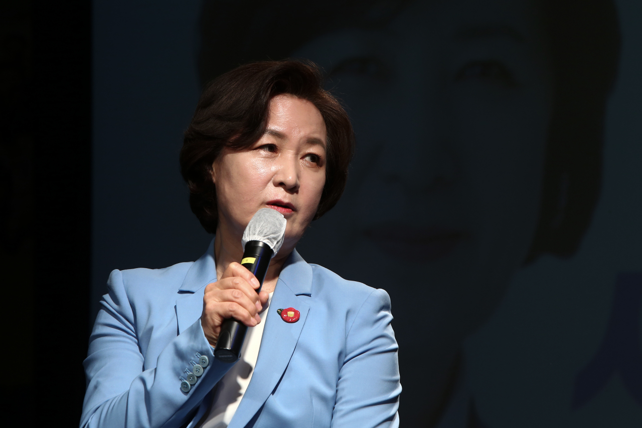 추미애 전 법무부 장관이 23일 경기 파주시 헤이리의 한 스튜디오에서 20대 대선 출마를 선언한 뒤 사회자와 대담하고 있다. 추 전 장관은 재임 시절 인사권을 통해 강한 인적 쇄신을 단행했다. [연합]
