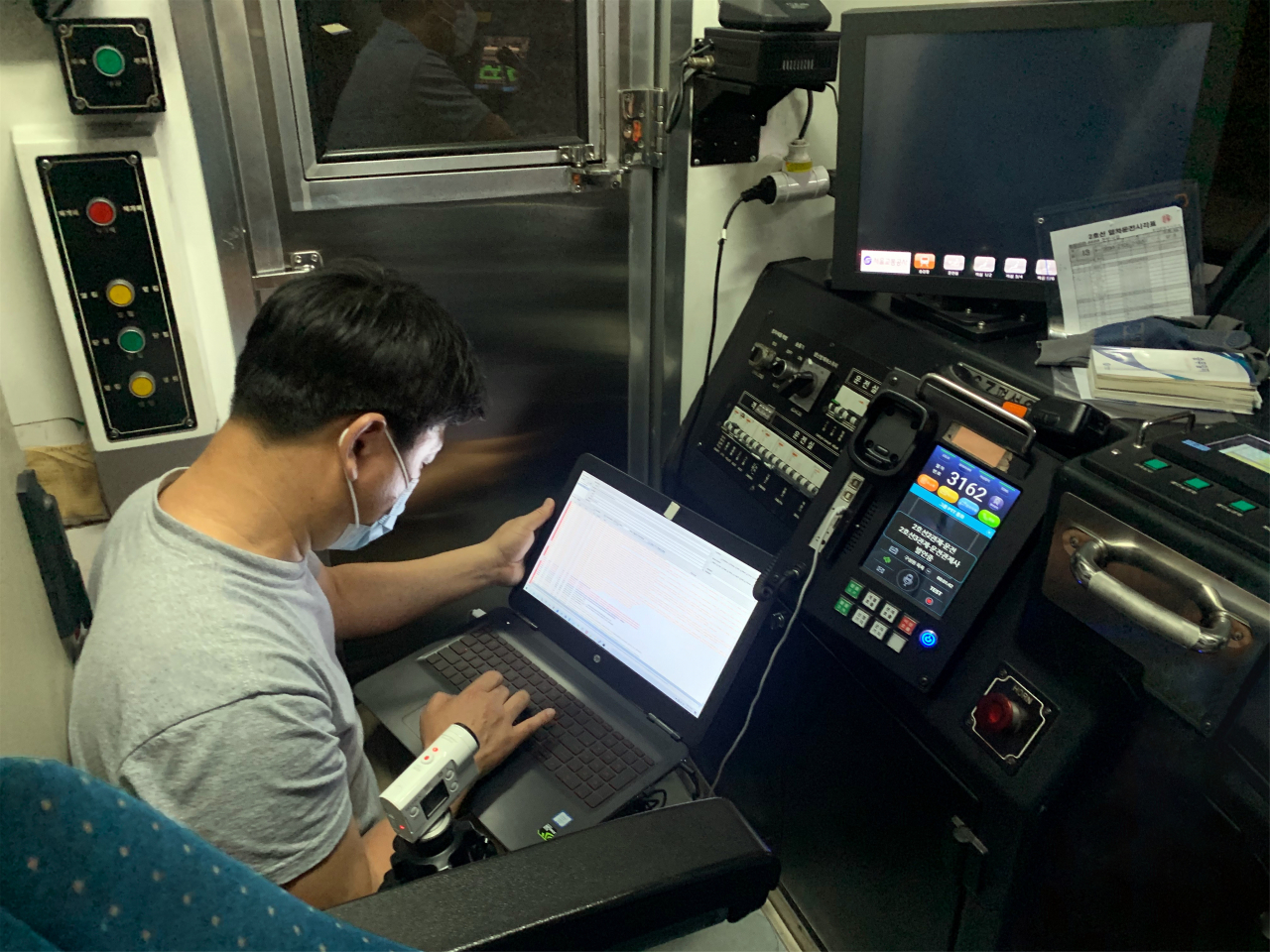 도시철도 전동차에서 국제 철도규격 만족 및 안전대응성을 시연하고 있다.[한국철도기술연구원 제공]