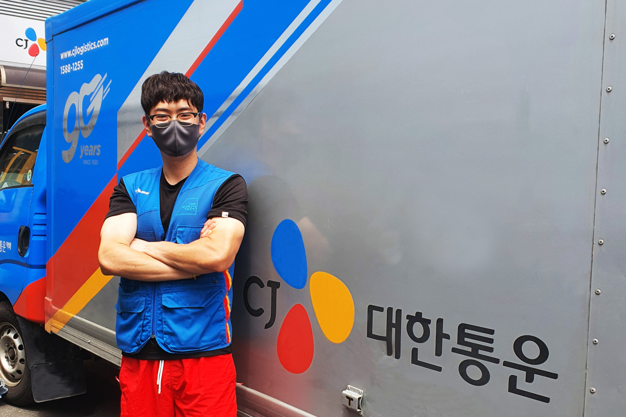 CJ대한통운 택배기사 37%가 MZ세대로 집계됐다. CJ대한통운 택배기사 김준영씨.[CJ대한통운]