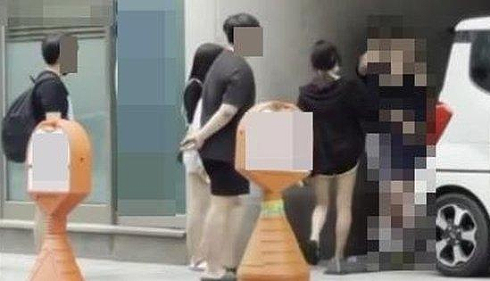 일산에서 남녀 중학생 무리가 한 남학생을 상대로 집단 괴롭힘을 하고 있는 모습.[연합]