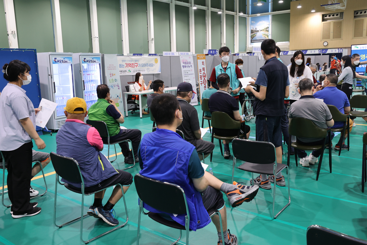 지난 14일 오전 서울 은평구 제2예방접종센터에서 시민들이 백신 접종을 마친 뒤 이상반응 모니터링을 위해 대기하고 있다. [연합]