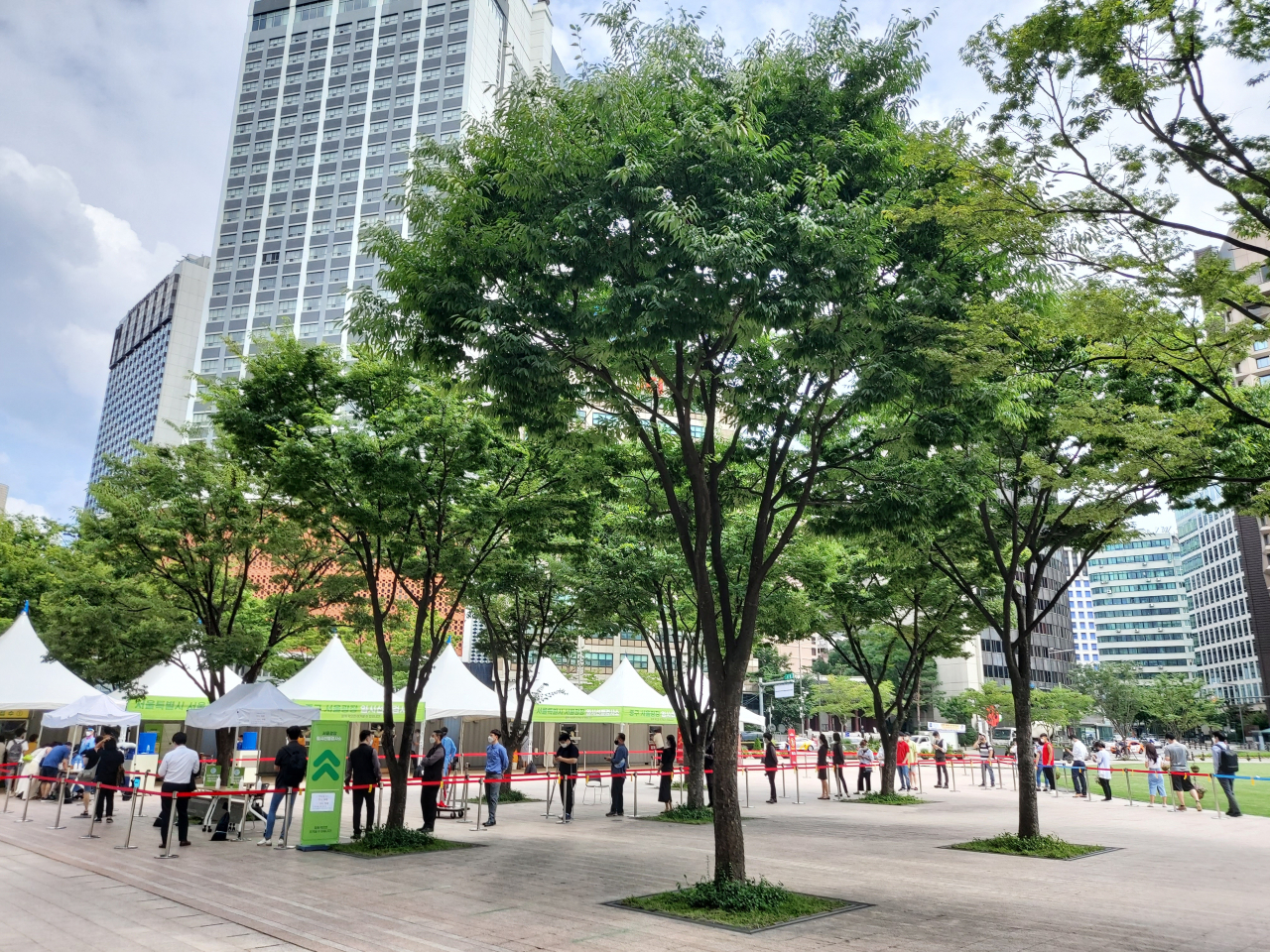 지난 14일 오후 3시께 서울 중구 서울광장 내 코로나19 선별진료소에서 검사를 받기 위한 줄이 길게 늘어서 있다. 김희량 수습기자