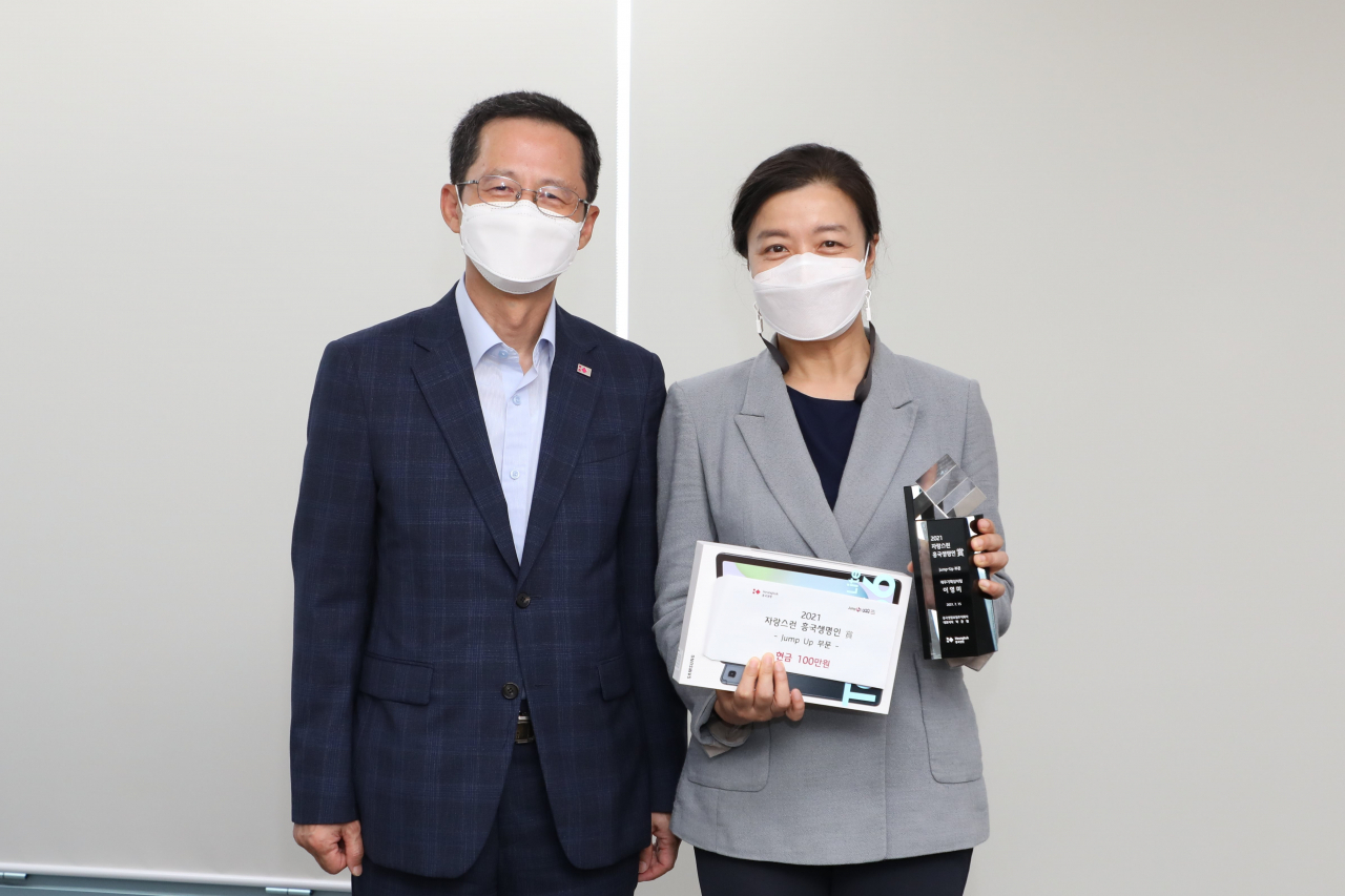 15일 서울시 중구 흥국생명 본사에서 진행된 자랑스러운 흥국인 시상식에서 흥국생명 박춘원(왼쪽) 대표와 수상자 대표 재무기획심사팀 이영미 차장이 기념촬영을 하고 있다.