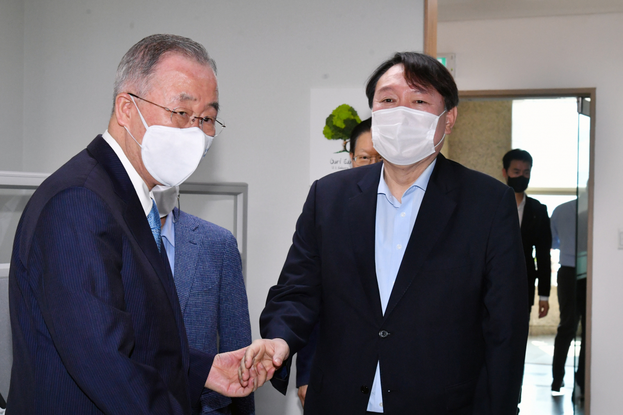 윤석열 전 검찰총장(오른쪽)이 15일 서울 종로구 경희궁길 반기문재단에서 반기문 전 UN 사무총장을 예방하고 있다. [연합]