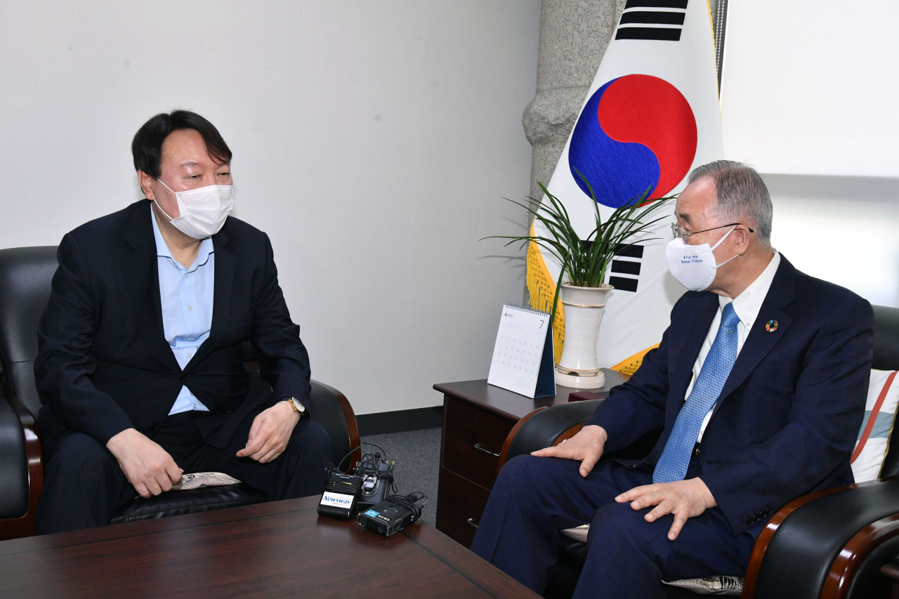윤석열 전 검찰총장(왼쪽)이 15일 서울 종로구 경희궁길 반기문재단에서 반기문 전 UN 사무총장을 예방하고 있다. [연합]