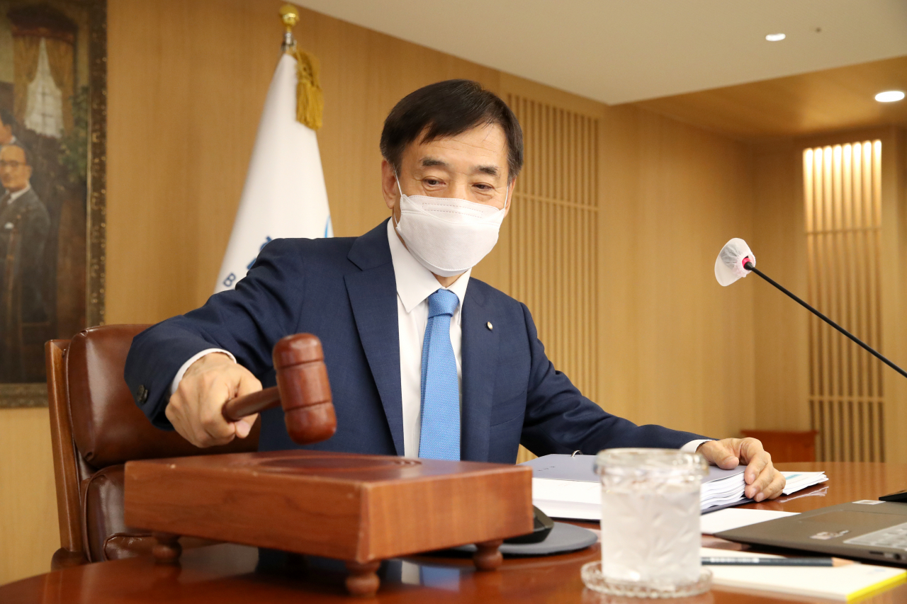 이주열 한국은행 총재가 15일 서울 중구 한은 본관에서 금융통화위원회의 개최를 알리는 의사봉을 두드리고 있다.
