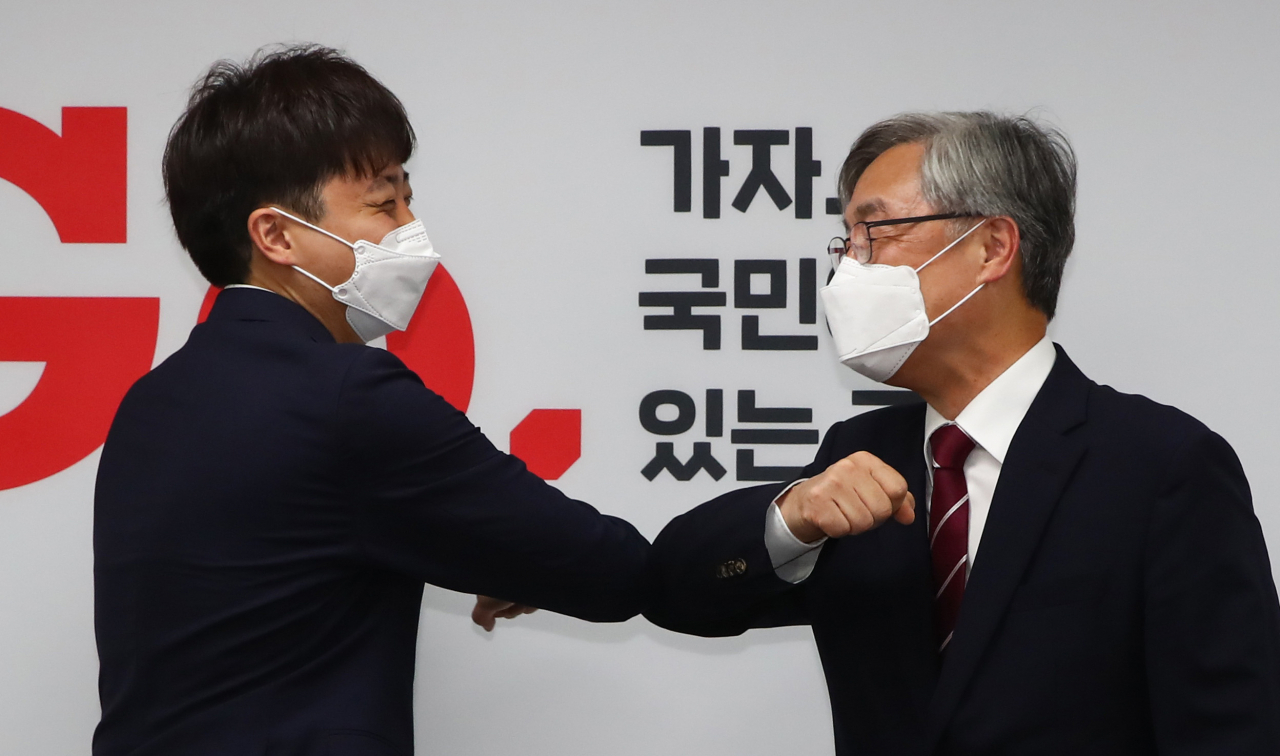 이준석 국민의힘 대표(왼쪽)가 15일 서울 여의도 국민의힘 중앙당사를 찾은 최재형 전 감사원장을 접견하며 인사하고 있다. [이상섭 기자/babtong@heraldcorp.com]