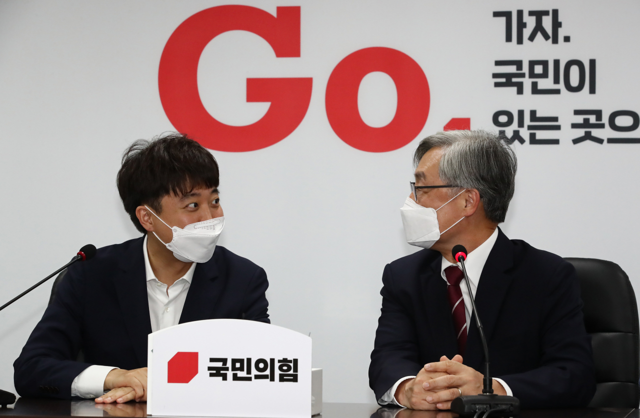 이준석 국민의힘 대표(왼쪽)가 15일 서울 여의도 국민의힘 중앙당사를 찾은 최재형 전 감사원장을 접견하며 환하게 웃고 있다. [이상섭 기자/babtong@heraldcorp.com]