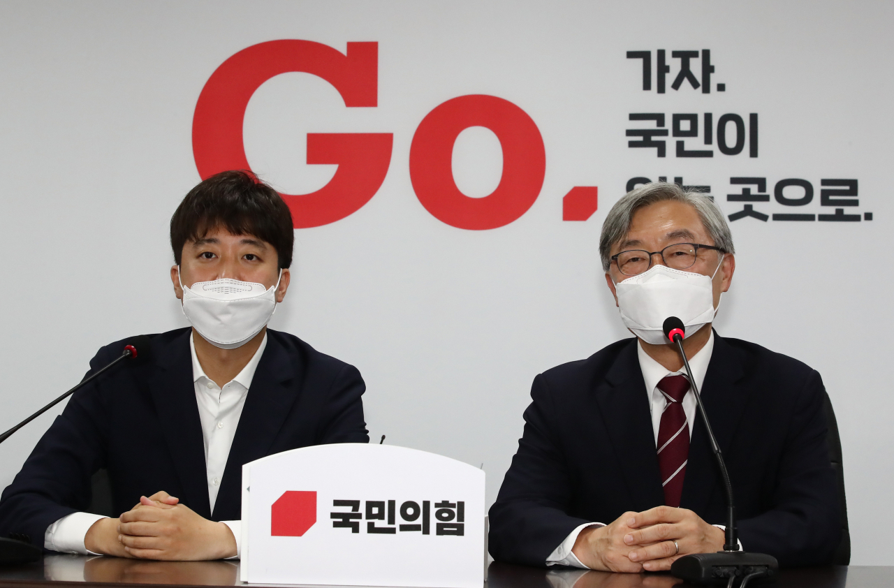 최재형 전 감사원장이 15일 서울 여의도 국민의힘 중앙당사에서 이준석 대표를 만나 인사말을 하고 있다. [연합]