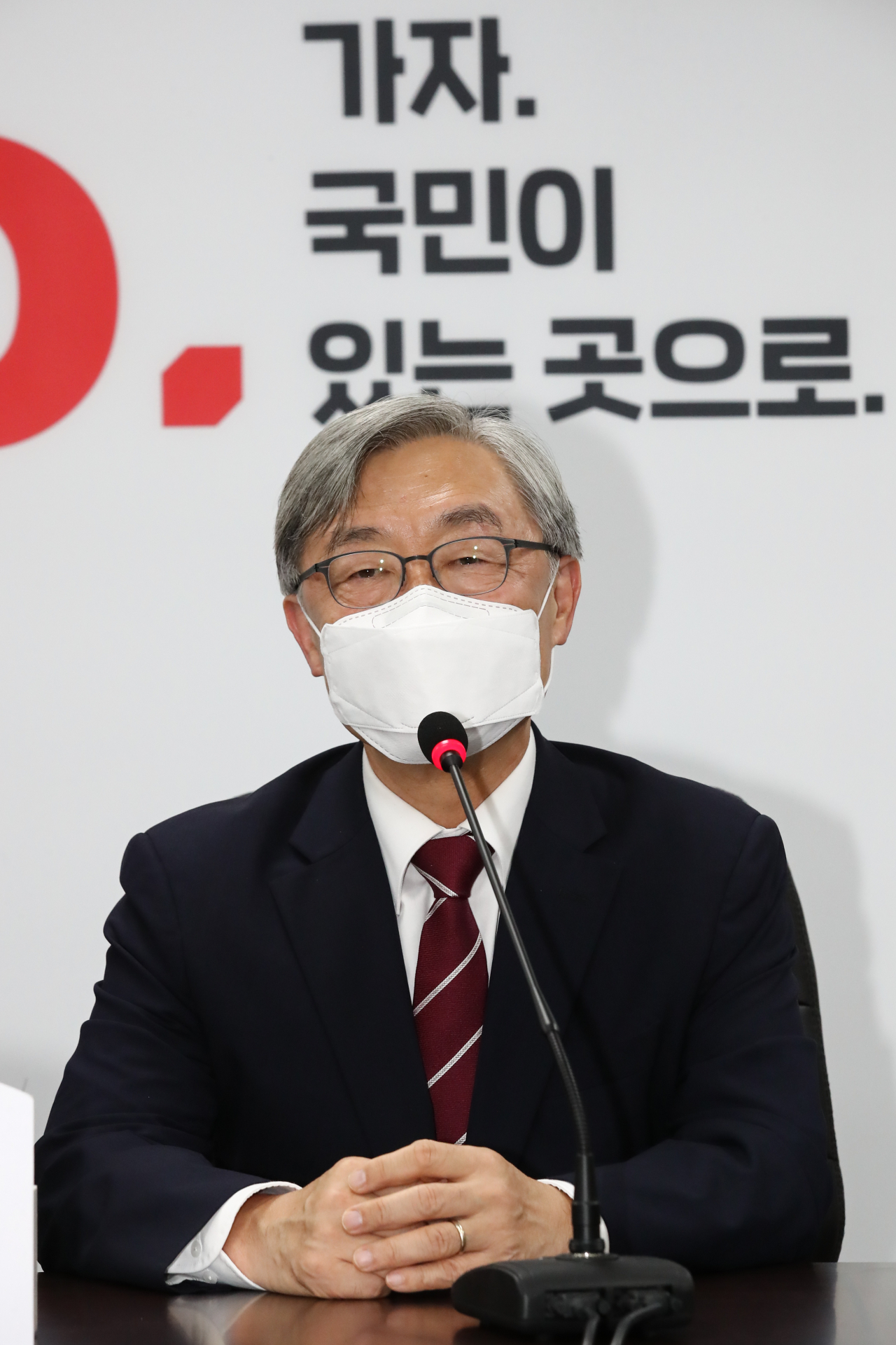 최재형 전 감사원장이 15일 서울 여의도 국민의힘 중앙당사에서 이준석 대표를 만나 인사말을 하고 있다. [연합]