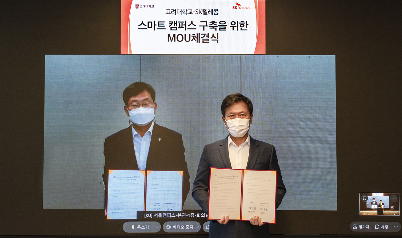 SK텔레콤은 고려대학교와 차세대 스마트 캠퍼스 구축을 위한 협약을 체결했다고 15일 밝혔다. 사진은 정진택 고려대학교 총장(왼쪽)과 박정호 SK텔레콤 대표이사(오른쪽). [SK텔레콤]