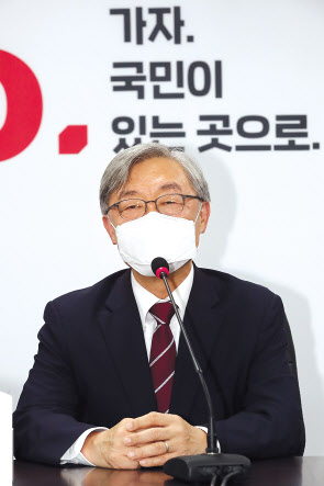 최재형 전 감사원장이 15일 서울 여의도 국민의힘 중앙당사에서 이준석 대표를 만나 인사말을 하고 있다. [연합]