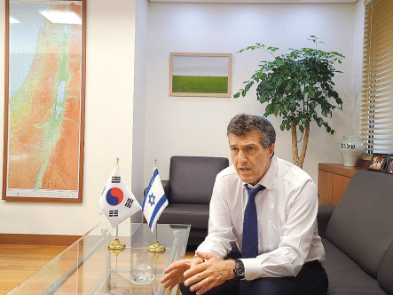 아키바 토르 주한이스라엘 대사는 지난 12일 서울 주한이스라엘대사관에서 진행된 헤럴드경제와의 인터뷰에서 “한-이스라엘 백신 스와프는 글로벌 백신협력의 표준이 될 것”이라고 말했다.
