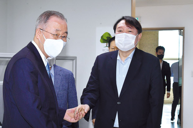 윤석열 전 검찰총장(오른쪽)이 15일 서울 종로구 경희궁길 반기문재단에서 반기문 전 UN 사무총장을 예방하고 있다. [연합]