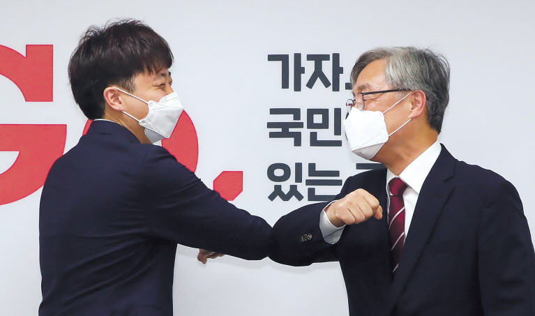 국민의힘 이준석 대표(왼쪽)가 15일 서울 여의도 국민의힘 중앙당사를 찾은 최재형 전 감사원장을 접견하며 인사하고 있다. [연합]