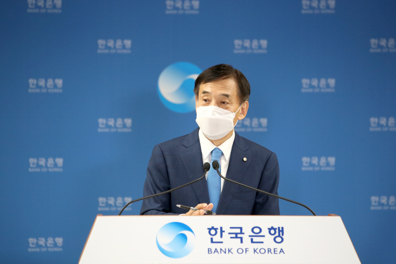 이주열 한국은행 총재가 15일 서울 중구 한은 본과에서 열린 통화정책방향 기자간담회에서 질문에 답하고 있다.