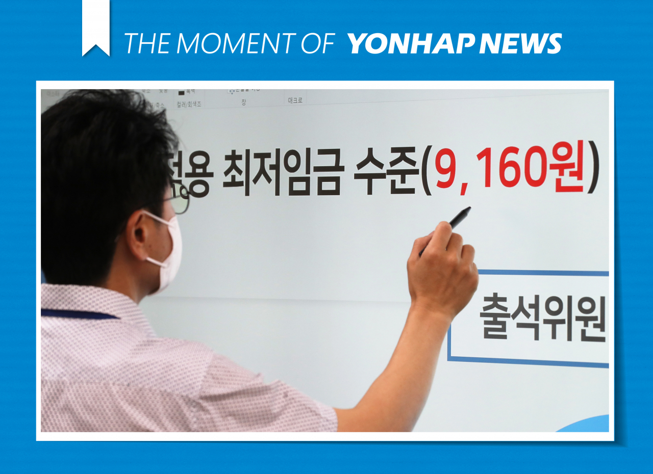 내년도 시간당 최저임금이 올해보다 5.1% 오른 시간당 9160원으로 결정된 지난 13일 오전 세종시 정부세종청사 전원회의실에서 관계자가 모니터 앞에서 자료를 살피고 있다. [연합]