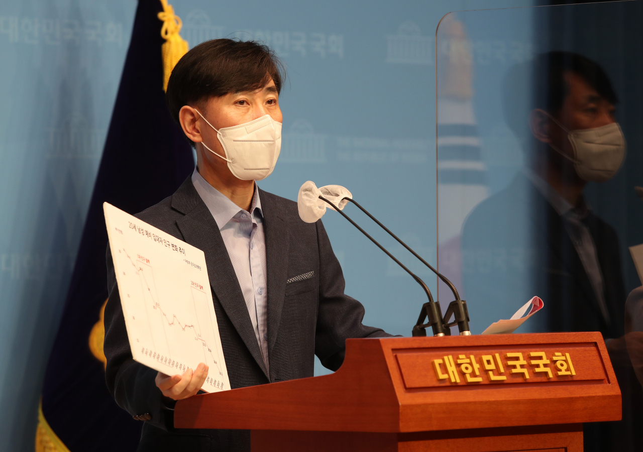 대선 출마를 선언한 하태경 국민의힘 의원이 15일 오전 국회 소통관에서 1년 남녀 공동 복무제와 징모병 혼합제 도입을 골자로 하는 병역 공약을 발표하고 있다. 이상섭 기자