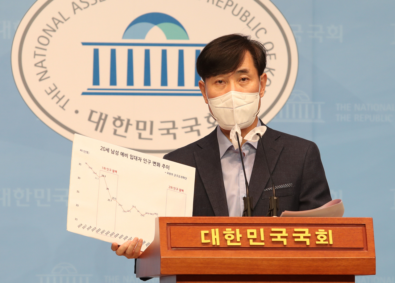 대선 출마를 선언한 하태경 국민의힘 의원이 15일 오전 국회 소통관에서 1년 남녀공동복무제와 징모병 혼합제 도입을 골자로 하는 병역 공약을 발표하고 있다. 이상섭 기자