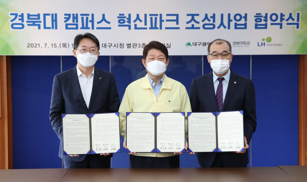 김현준 LH 사장(왼쪽부터)과 권영진 대구광역시장, 홍원화 경북대학교 총장이 15일 대구시청에서 ‘캠퍼스혁신파크 조성사업 추진을 위한 기본협약’을 체결한 모습. [LH 제공]